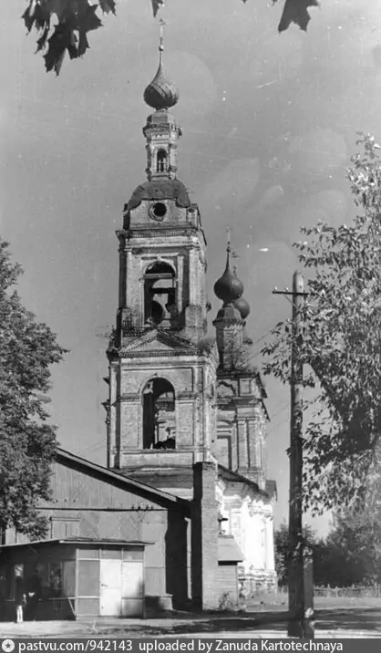 Летняя Троицкая церковь 1972. На момент съемки - склад горторга
