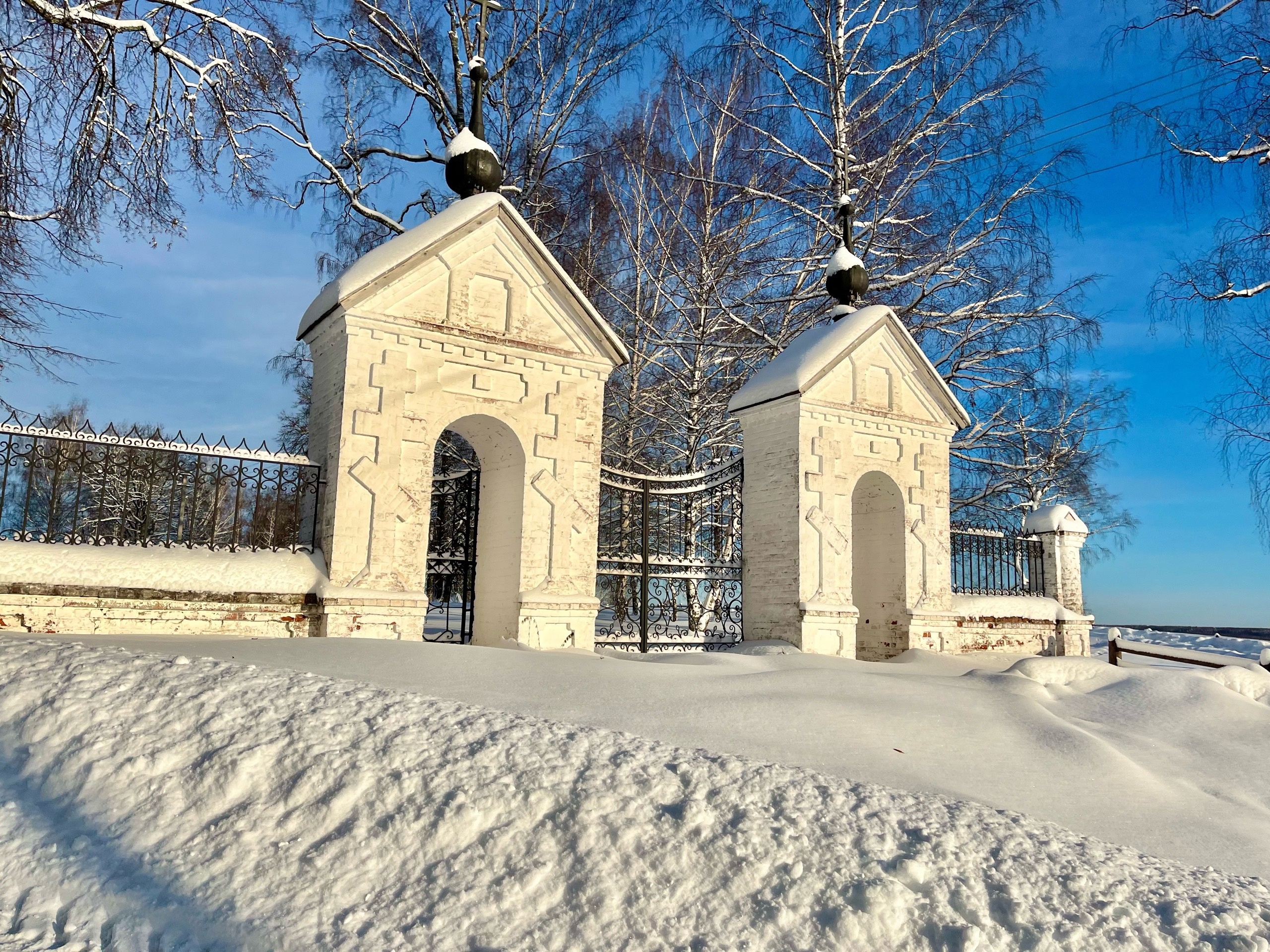 Церковные ворота в Плёсе зимой