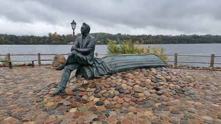 Памятник великому русскому оперному певцу Ф. И. Шаляпину