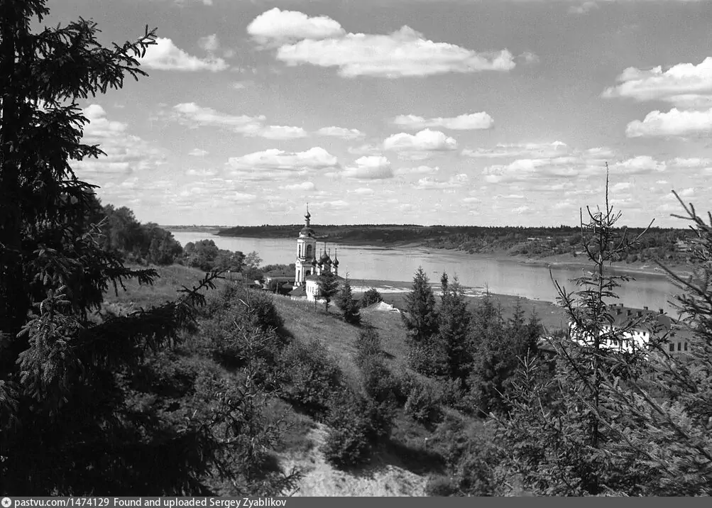 Вид на церковь Варвары Великомученицы на берегу реки Волги Евгений Тиханов 1956 