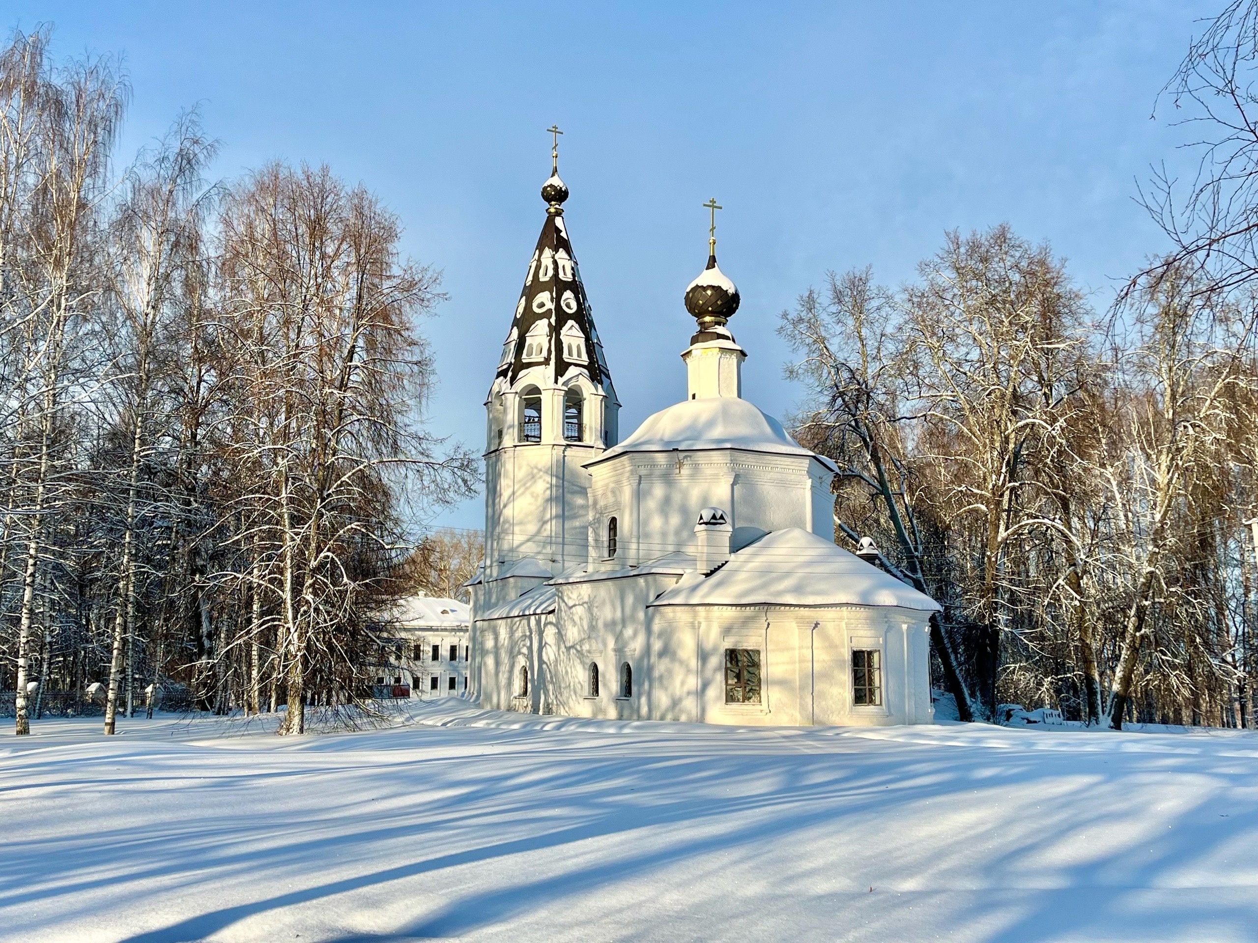 Троицкая церковь в Плёсе зимой