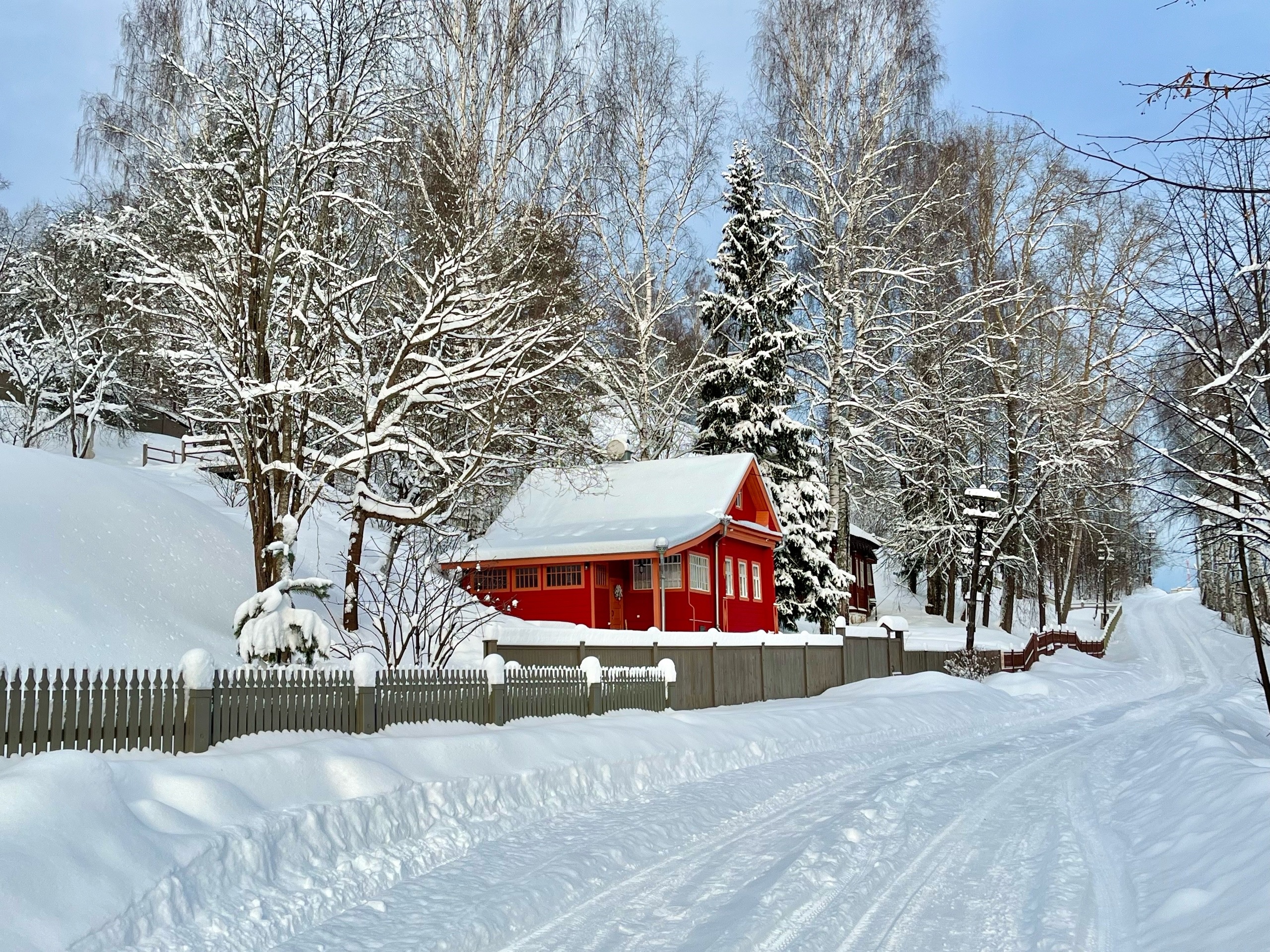 Красный дом в Плёсе зимой