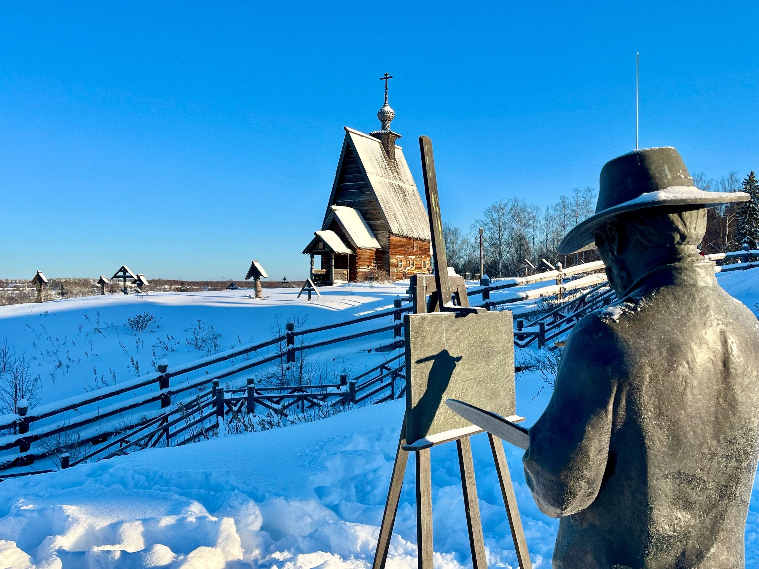 Памятник Исааку Левитану и Воскресенская деревянная церковь в Плёсе зимой